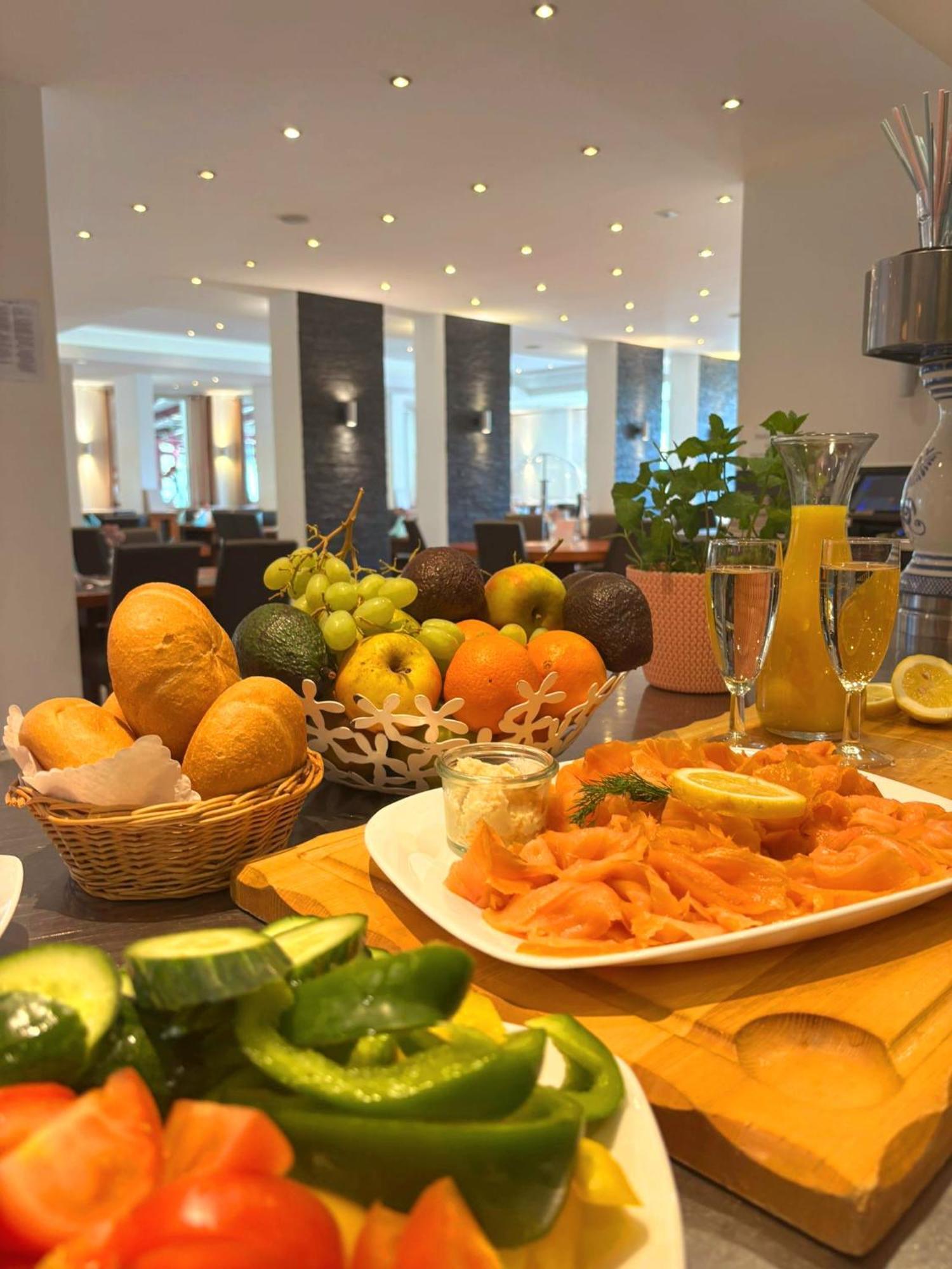 Hotel Krone Koenigsbrunn Ngoại thất bức ảnh
